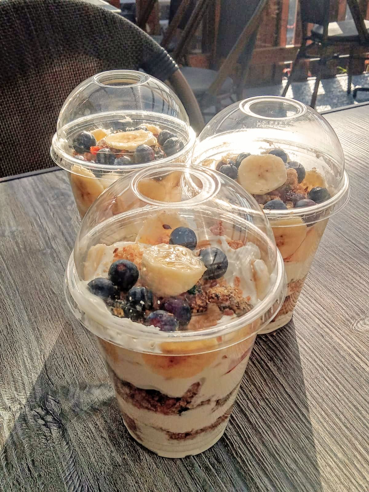 Cupán iógart le Granola agus Berry Compote